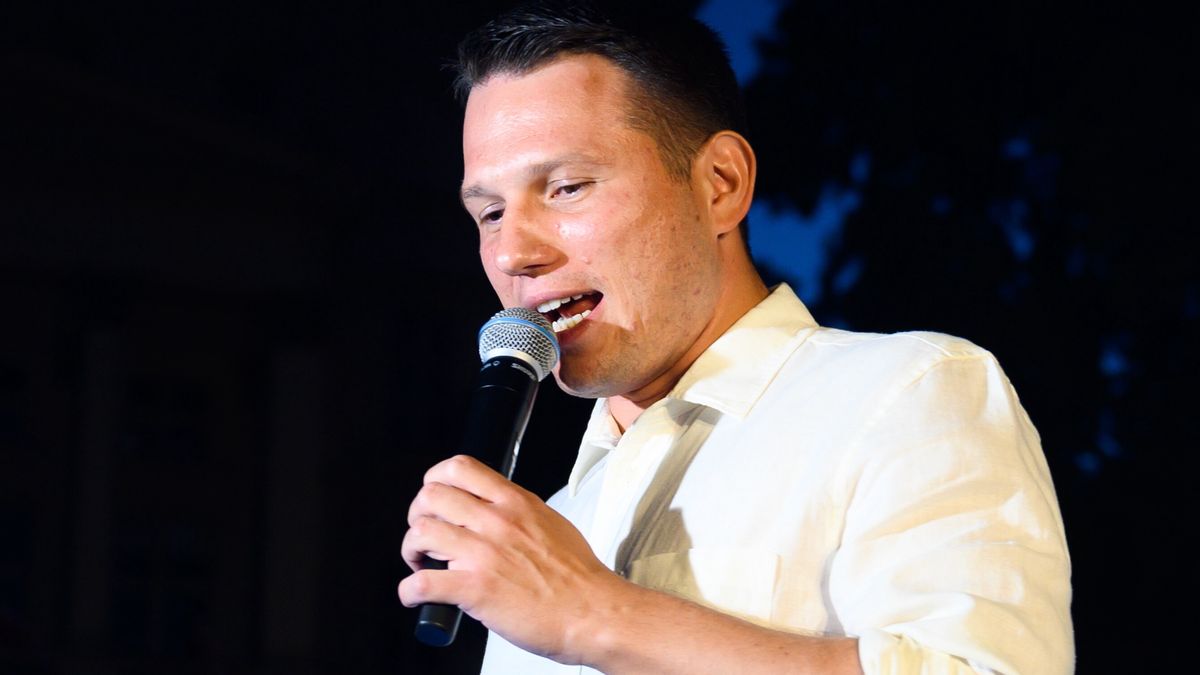 Poznań, 15.09.2023. Kampania wyborcza do parlamentu 2023. Lider Konfederacji Sławomir Mentzen podczas spotkania z mieszkańcami Poznania na Placu Wolności, 15 bm. (jk/amb) PAP/Jakub Kaczmarczyk