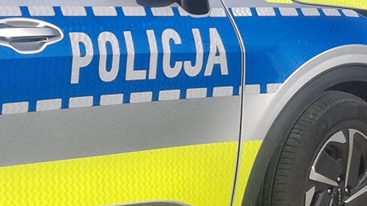 Rodzice zostawili małe dzieci w zamkniętym aucie 