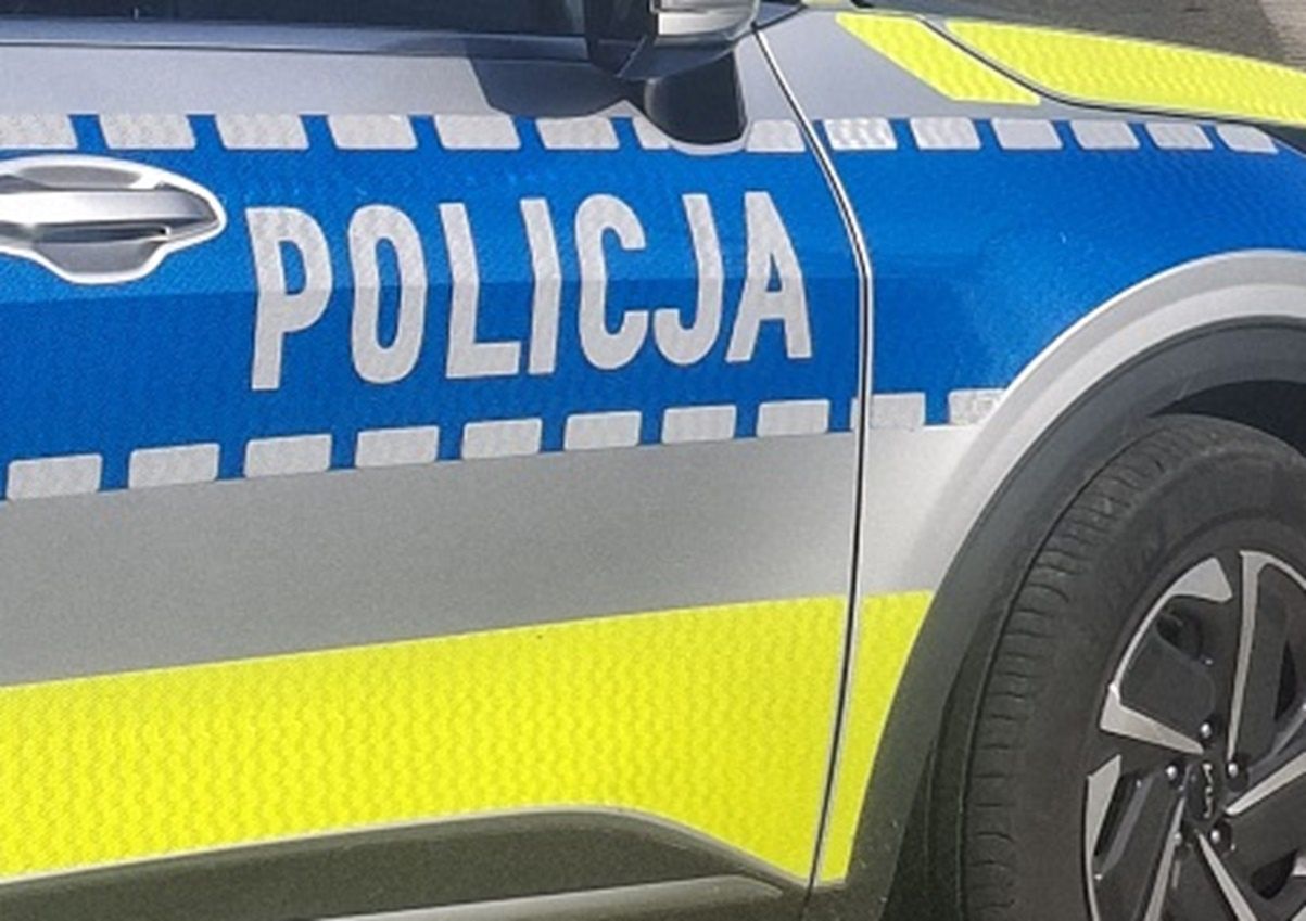 Upał i zamknięty samochód. Świadkowe uratowali troje dzieci