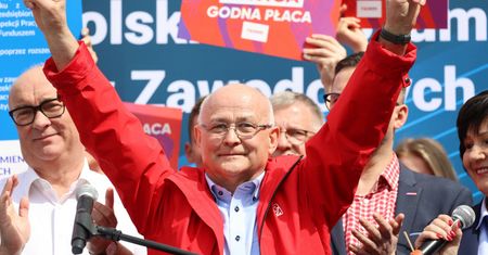 Pochód pierwszomajowy w Warszawie. Chcą zmian w prawie, aby zwalnianie z pracy związkowców było trudniejsze