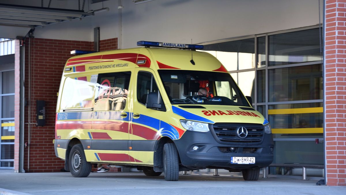 B?onica we Wroc?awiu
Fot. Bartlomiej Magierowski/East News. Wroclaw 20.03.2025. Wojewodzki Szpital Specjalistyczny im. J. Gromkowskiego. Nowy przypadek blonicy we Wroclawiu. N/z: karetka przed szpitalem.
Bartlomiej Magierowski