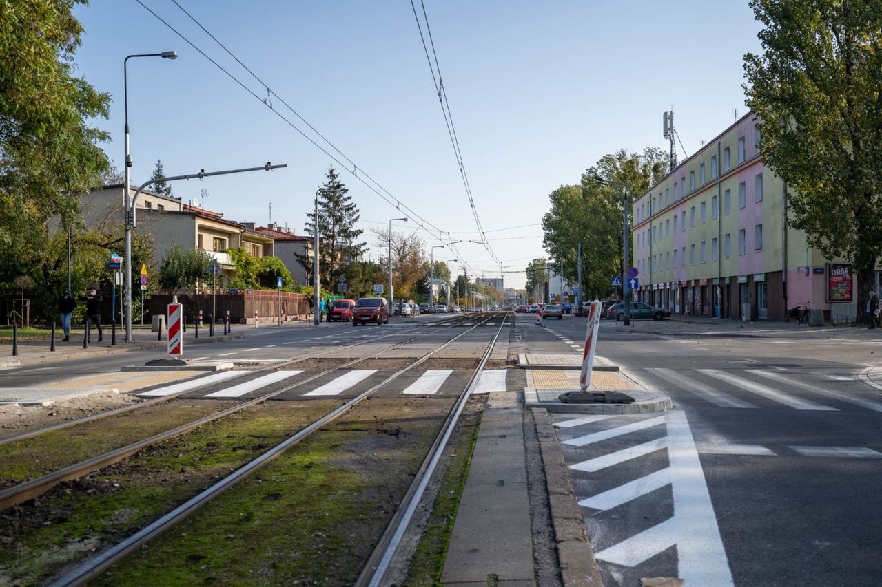 Warszawa. Ulica Obozowa przyjazna dla pieszych. Pojawiły się azyle