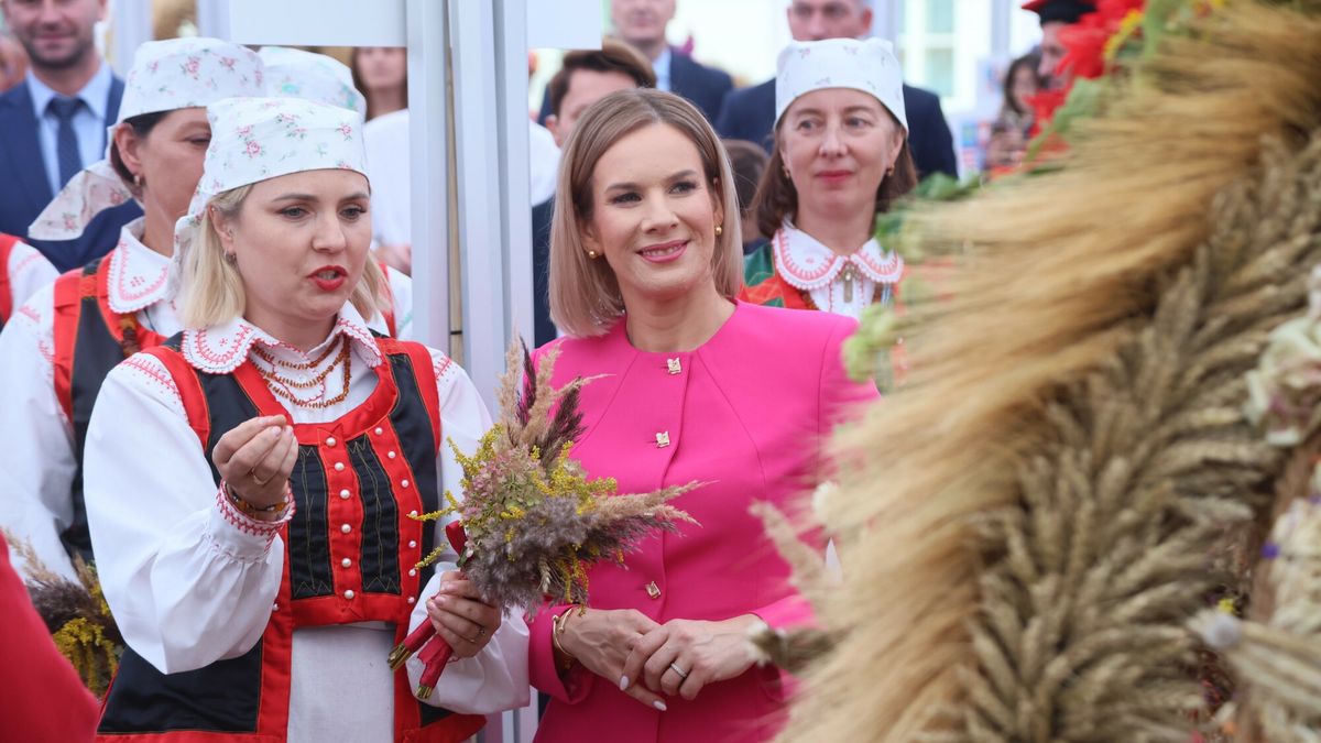 Do?ynki Prezydenckie w Warszawie
Fot. Wojciech Olkusnik/East News Warszawa, 13.09.2025. Palac Prezydencki. Konkurs na najladniejszy wieniec dozynkowy o nagrode Prezydenta RP w zwiazku z jutrzejszymi Dozynkami Prezydenckimi.
N/z: Marta Nawrocka
Wojciech Olkusnik