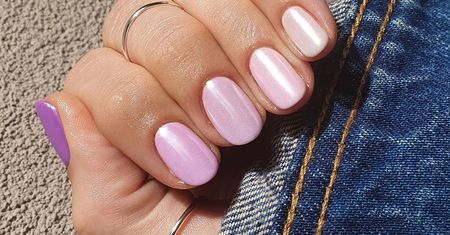 Efekt syrenki na paznokciach wraca tego lata. Ten hybrydowy manicure dopełni letnie stylizacje