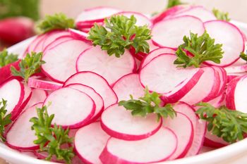 Rzodkiewka jednak nie dla każdego. Oto kto nie powinien jej jeść