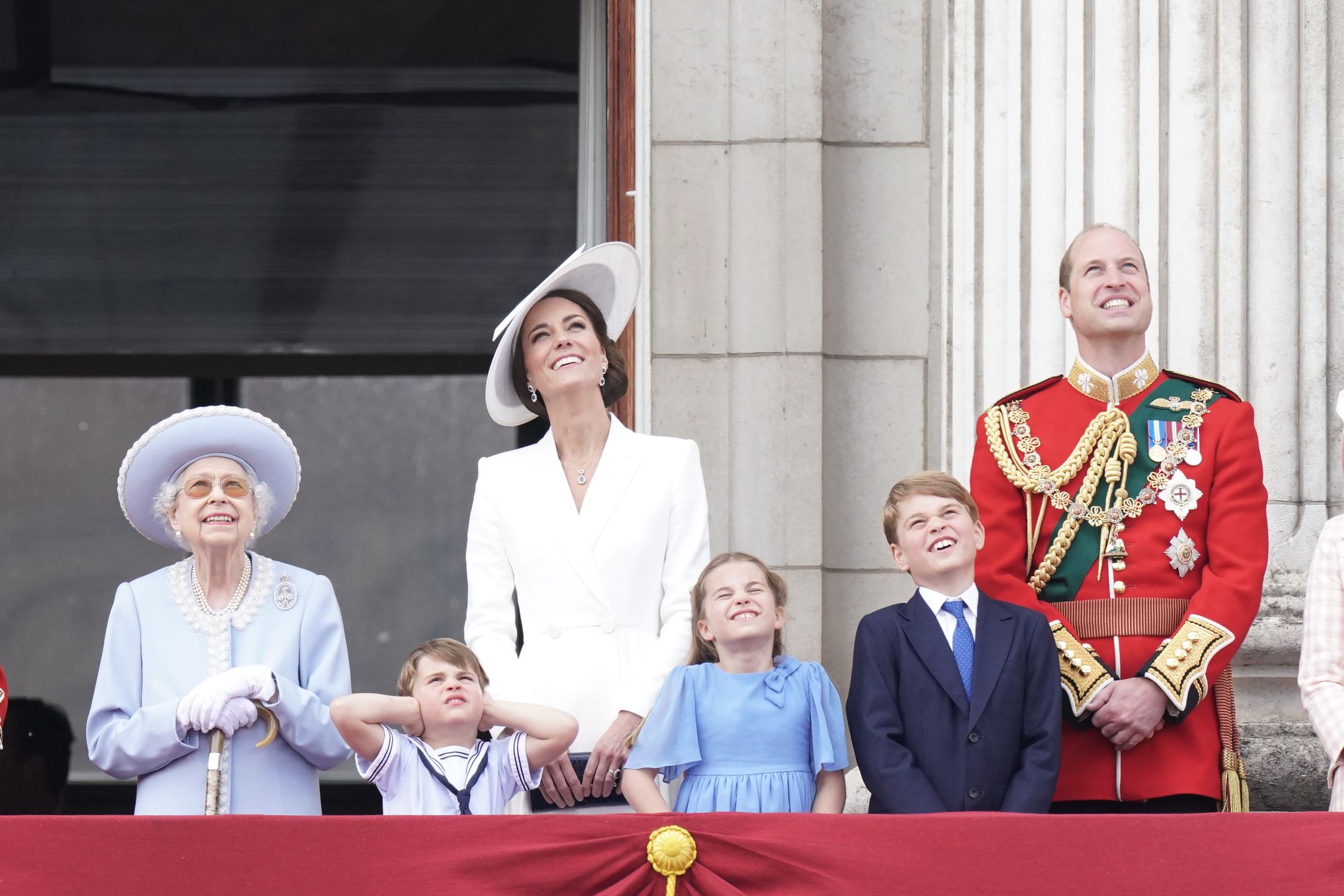 Królowa Elżbieta II z rodziną podczas Trooping the Colour