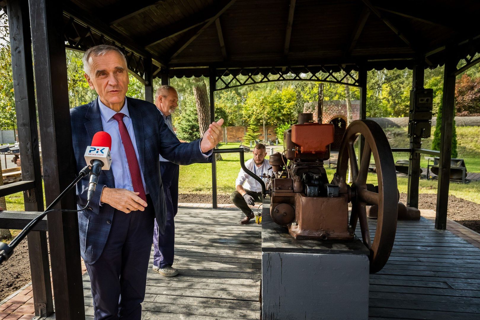 Stanisław DrzewieckiPrezes Miejskich Wodociągów i Kanalizacji zaoszczędził (małżeńska wspólność majątkowa) blisko 600 tys. zł i ponad 4,2 tys. euro. Wraz z żoną posiada dom o powierzchni 192 mkw. na działce 189 mkw. o łącznej wartości ok. 700 tys. zł., a w majątku odrębnym budynek mieszkalny 88 mkw. z budynkiem gospodarczym 108 mkw. (teren ok. 0,75 ha) o wartości ok. 240 tys. zł.Jako prezes MWiK osiągnął w 2024 r. dochód 360 tys. zł, a z emerytury – ponad 142 tys. zł.