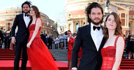 Gala brytyjskich nagród teatralnych: koszmarne stylizacje, "majtki Bridget Jones" i... Jon Snow (ZDJĘCIA)