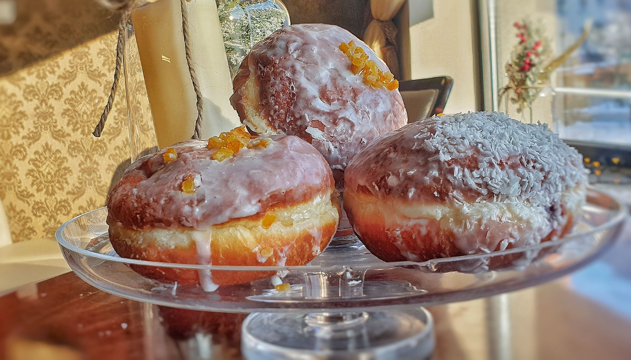 Pączki z lukrem i skórką pomarańczową na paterze