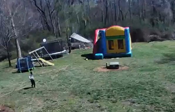 Na imprezie urodzinowej był dmuchany zamek