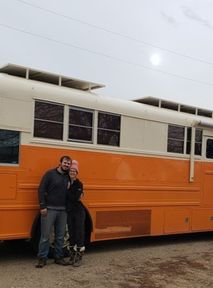 Zamieszkali w szkolnym autobusie. Wydali górę pieniędzy