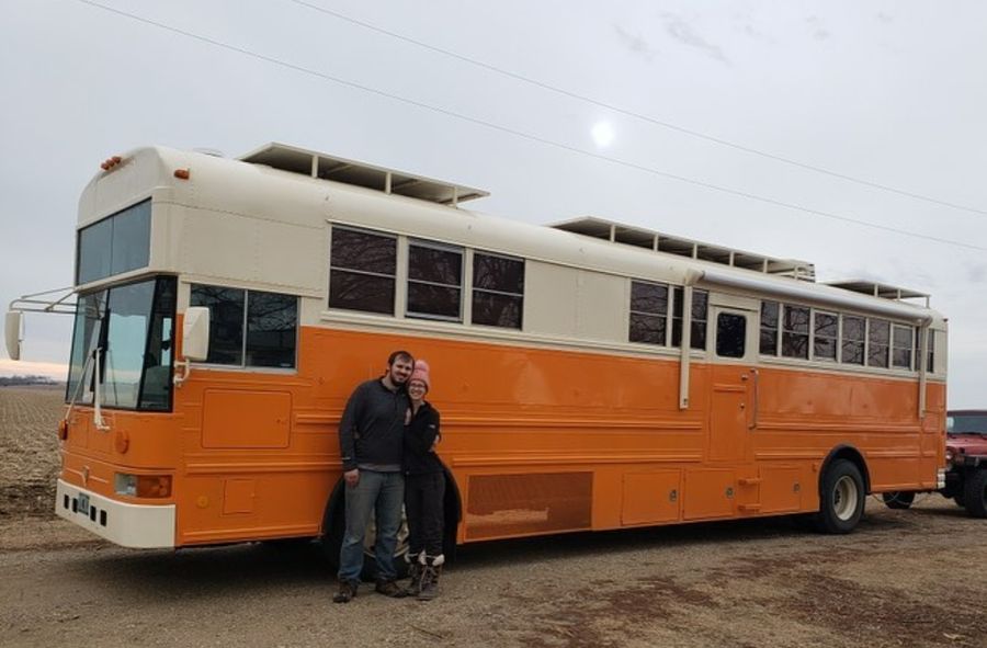 Josh i Emily zamieszkali w żółtym szkolnym autobusie