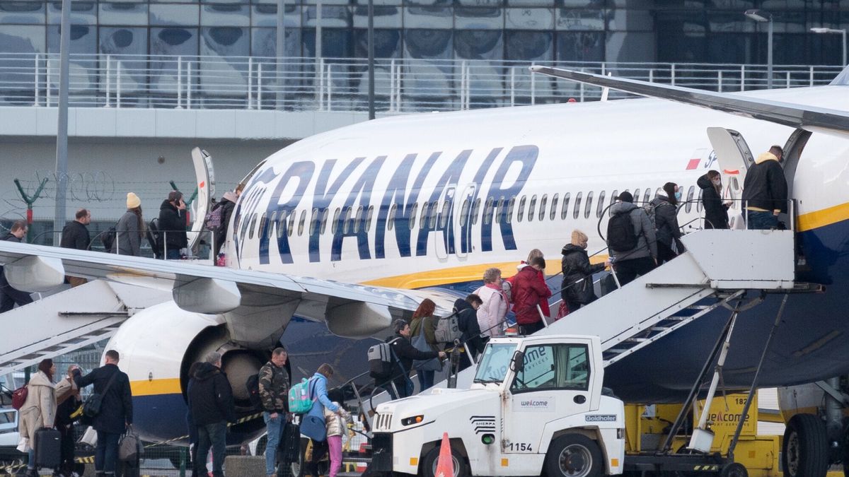 Na zdjęciu samolot Ryanair na płycie lotniska
