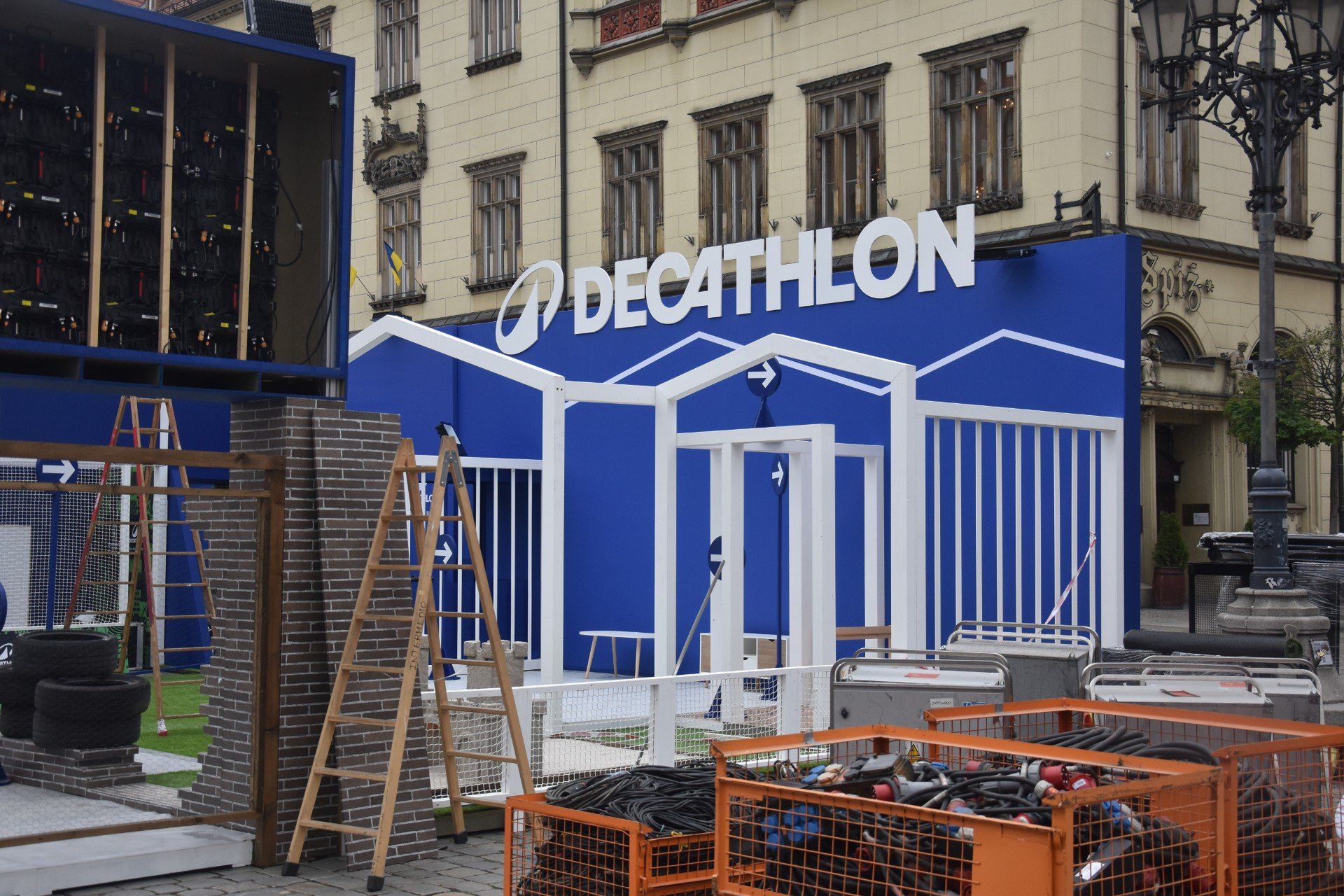 Budowa strefy kibica Ligi Konferencji na wrocławskim Rynku