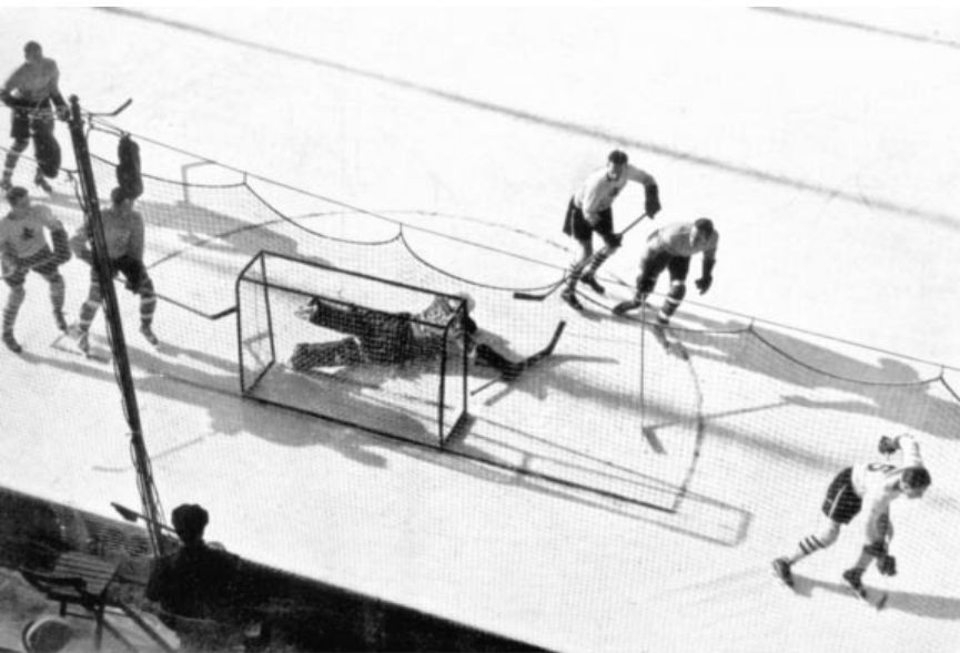 Hokej na lodzie Garmisch-Partenkirchen 1936, fragment meczu Kanada-Austria (5:2). fot. domena publiczna