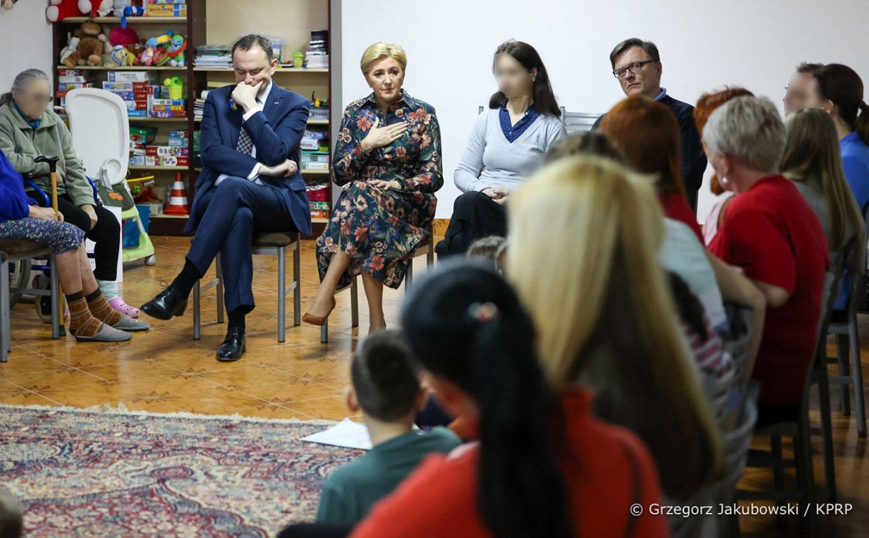 Spotkanie Pierwszej Damy Agaty Dudy z uchodźcami z Ukrainy. W centrum czwarty od lewej siedzi Mateusz Piskorski