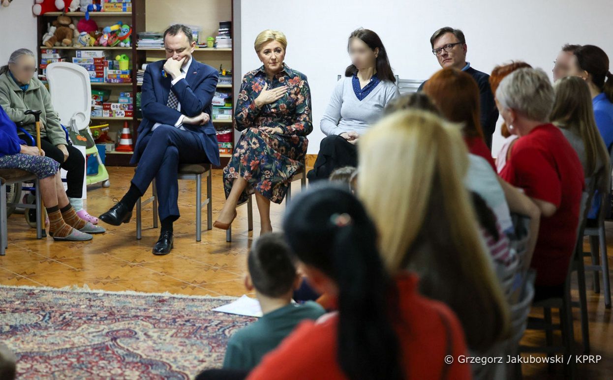 Spotkanie Pierwszej Damy Agaty Dudy z uchodźcami z Ukrainy. Czwarty od lewej siedzi Mateusz Piskorski