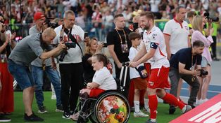 Błaszczykowski został godzinę po meczu. Rozdawał autografy kibicom