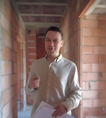 W budowie nowego domu Mroczkowi pomaga Jonatan Kilczewski (Instagram)