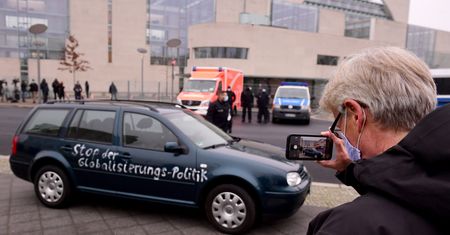 Niemcy. Samochód wjechał w bramę urzędu Angeli Merkel. Na aucie napis
