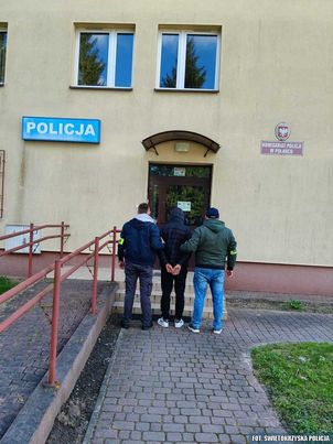 Czterech nastolatków zatrzymanych po zniszczeniu drzwi mieszkania w Połańcu
