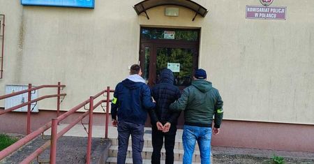 Czterech nastolatków zatrzymanych po zniszczeniu drzwi mieszkania w Połańcu