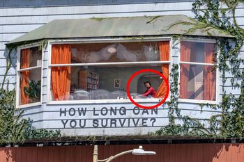 Netflix poszedł o krok za daleko? Mężczyzna "uwięziony" w billboardzie