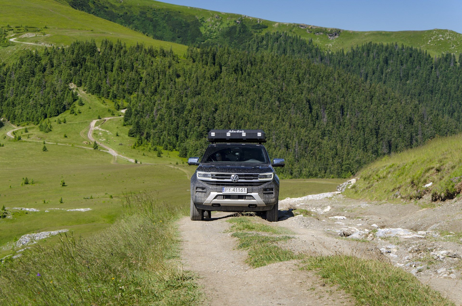 VW Amarok z zabudową i namiotem Alu-Cab