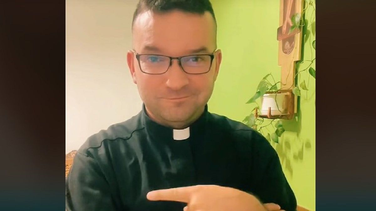 Ksiądz Jarosiewicz mówi o 800 plus. Internauta: Bez polityki...