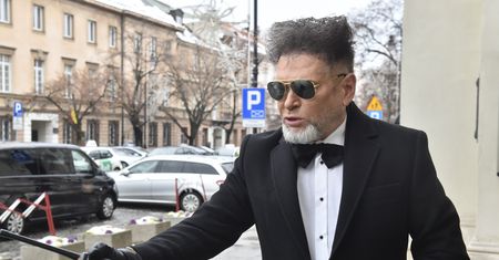 Rutkowski założył ją na wybory. Spójrzcie na jego głowę