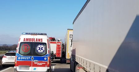 A4. Skandaliczne zachowanie kierowców. Potrzebna była pomoc, a oni zablokowali trasę