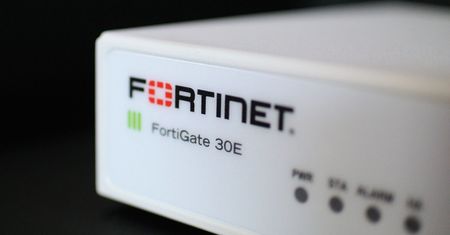 FortiGate-30E to wielofunkcyjne zabezpieczenie dla firm