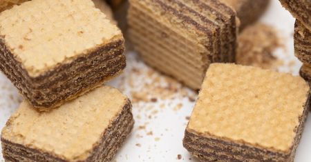 Blaty andrutów smaruję słodkim kremem. Domowy wafel znika co do okruszka w pół dnia