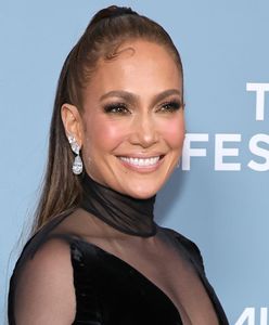 Zjawiskowa Jennifer Lopez. Kreacja z przezroczystościami odsłoniła sporo ciała