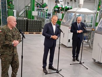 Donald Tusk w Skarżysku-Kamiennej. Premier bierze udział w otwarciu hali produkcyjnej w Mesko