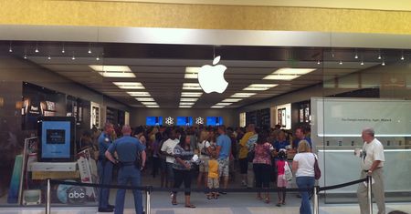 Apple walczy o serca inwestorów, choć udziały w rynku spadają