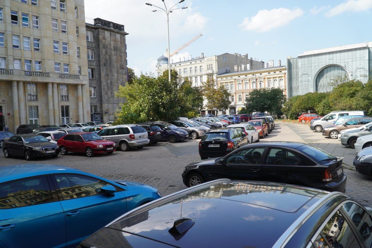 Jednym z ostatnich miejsc na bezpłatne parkowanie jest parking przez Telewizją Łódź. On także ma zniknąć.