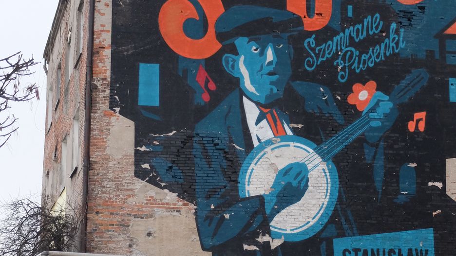 Warszawa. Ten mural poświęcony Stanisławowi  Grzesiukowi już nie istnieje, Jednak pamięć o stołecznym artyście, bardzie Czerniakowa wciąż jest żywa