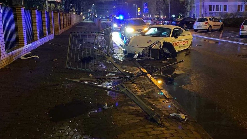 Do zniszczenia porsche doszło z powodu błędu innej osoby. Kierujący caymanem miał jednak alkohol we krwi