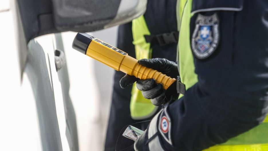 Badanie alkomatem wykazało u kierującej białym suv-em 1,34 mg/l alkoholu w wydychanym powietrzu, czyli ponad 2,6 promila