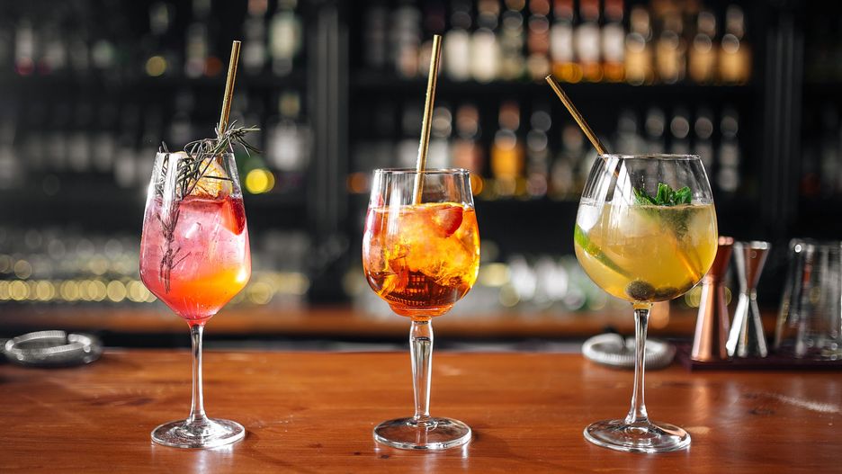 Kolorowe drinki w kieliszkach 