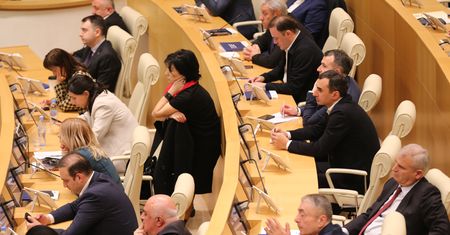Prokremlowska ustawa w parlamencie. Między posłami doszło do bójki