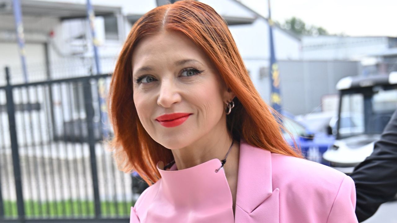 Ada Fijał w niecodziennej stylizacji. Cała na różowo z silikonową zbroją