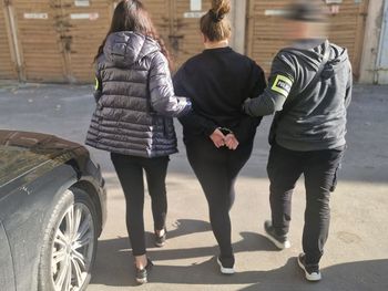 Łódź: Ścigana 24-latka szykowała się do ucieczki z kraju. Policjanci złapali ją w autobusie