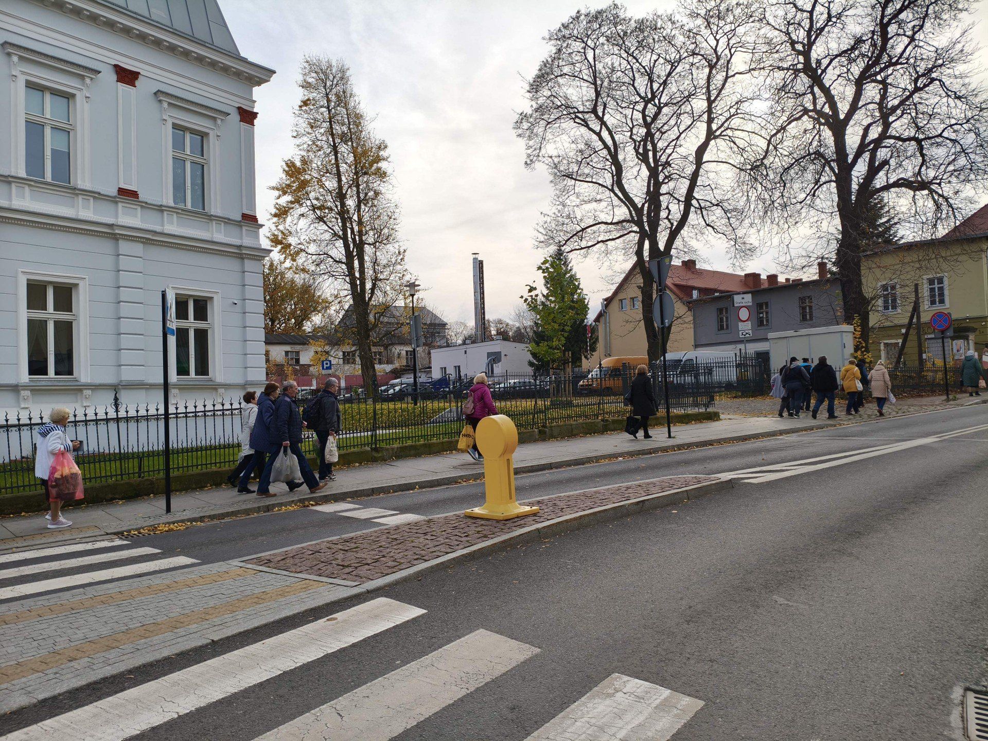 Wszystkich Świętych 2025: Rzeka odwiedzających największą wałbrzyską nekropolię