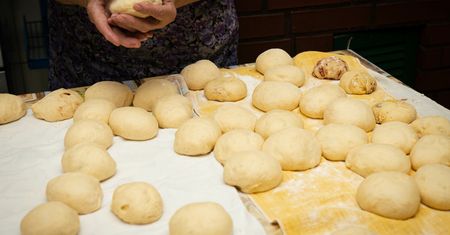 "Dawnymi pączkami można było podbić oko". Teraz w zależności od regionu zaskakują czymś zupełnie innym