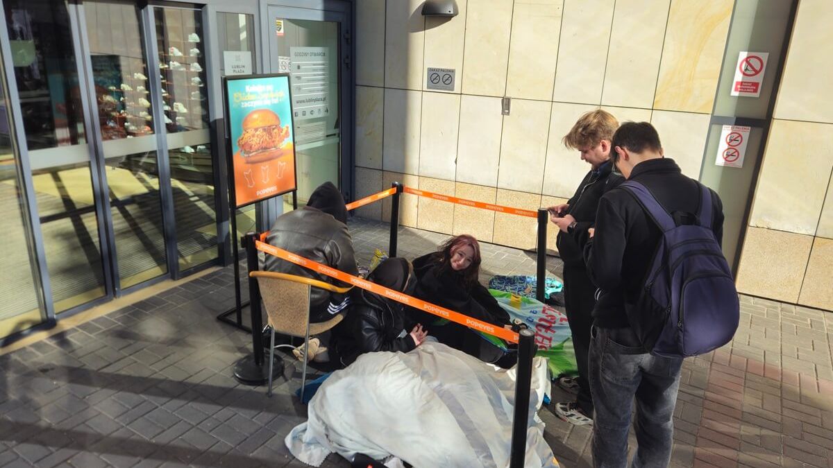 Kolejka na otwarcie Popeyes w Lublinie -pierwsze 3 osoby otrzymają vouchery na rok darmowego jedzenia