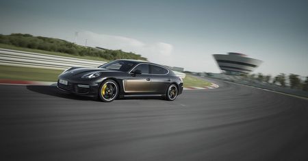 Porsche rozszerza funkcje tempomatu, który sam dobierze prędkość w zakręcie