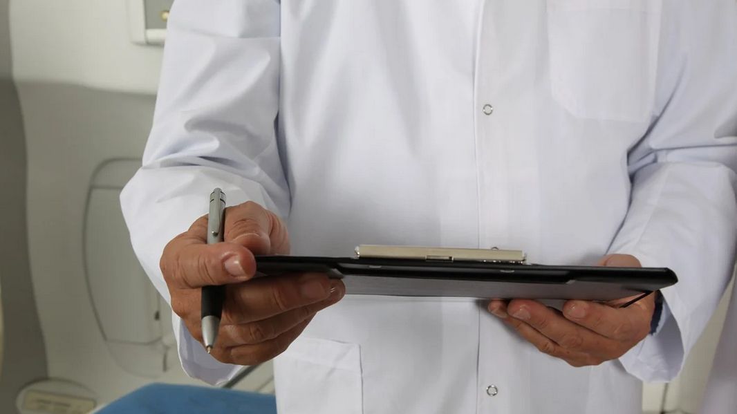 Objaw Chełmoński to objaw wstrząsowy, występujący w przebiegu zaburzeń wątrobowych, głównie schorzeń w obrębie pęcherzyka żółciowego.