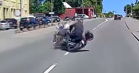 Tak nie zapina się kasku. Nagranie wideo ze Sztumu
